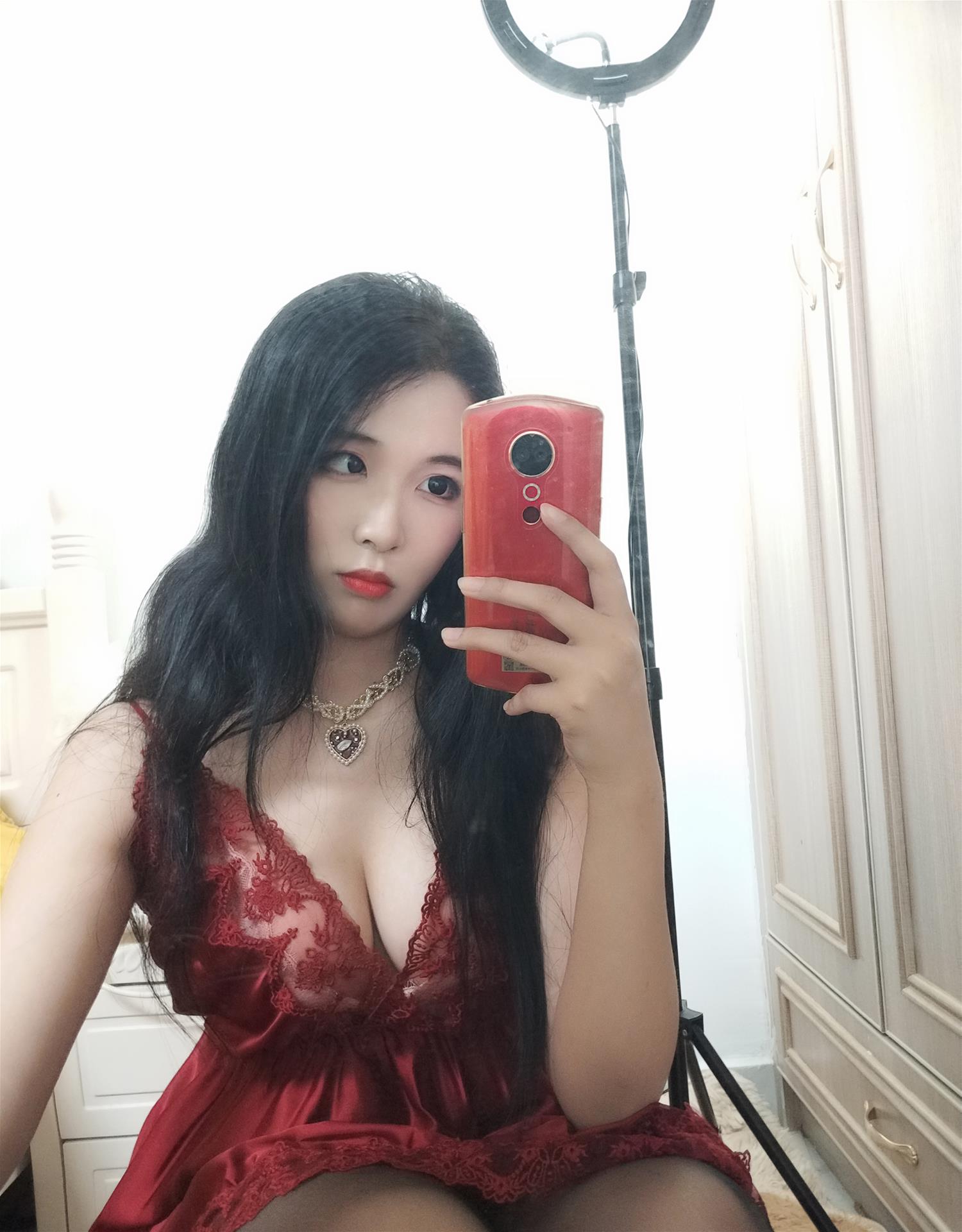 轩萧学姐 酒红色睡衣 [36P3V-209MB]