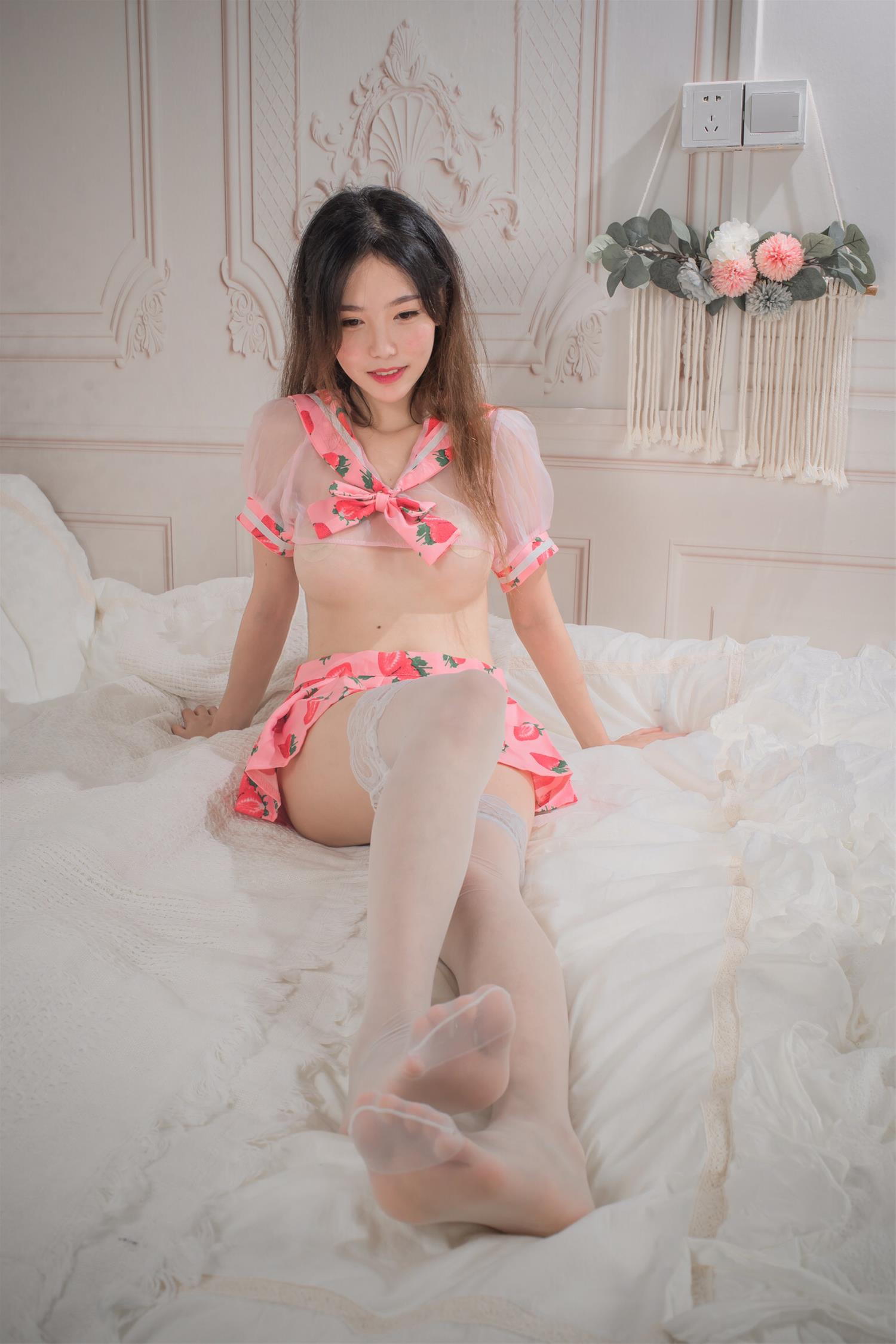 抖娘-利世 草莓JK [52P-320MB]