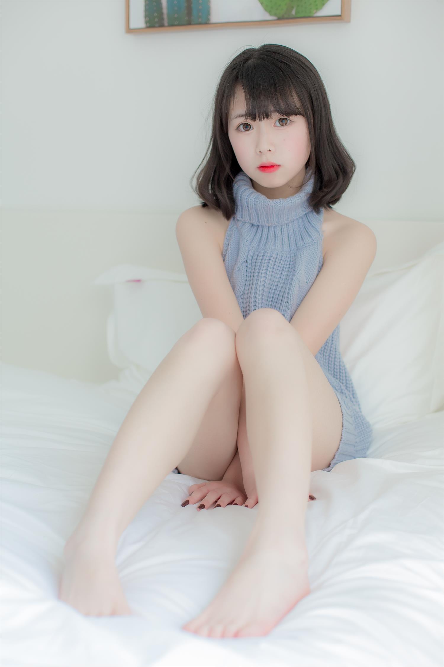 向小圆 露背毛衣 [12P-71MB]