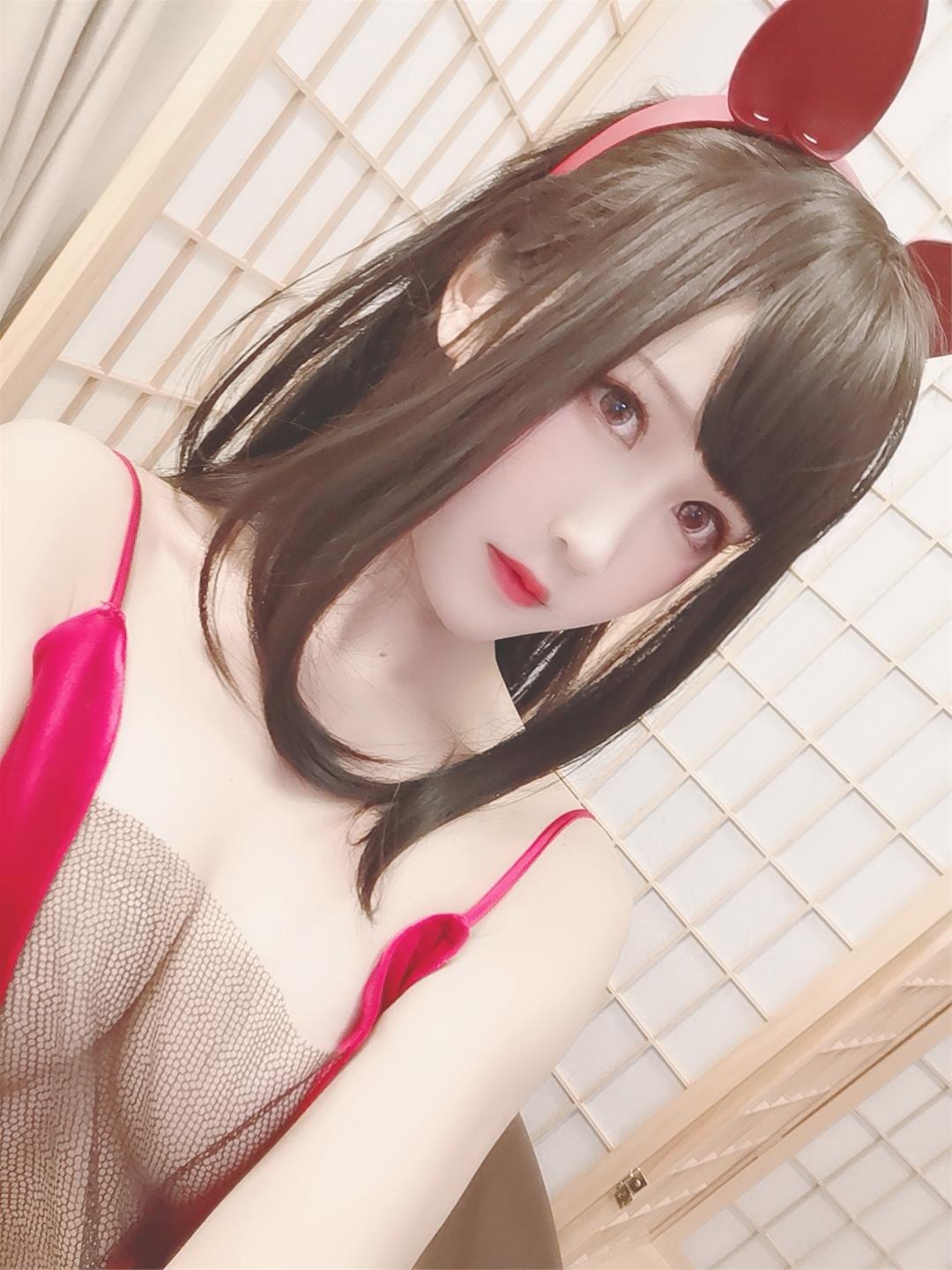 三度_69 酒红睡裙自拍 [9P-7MB]