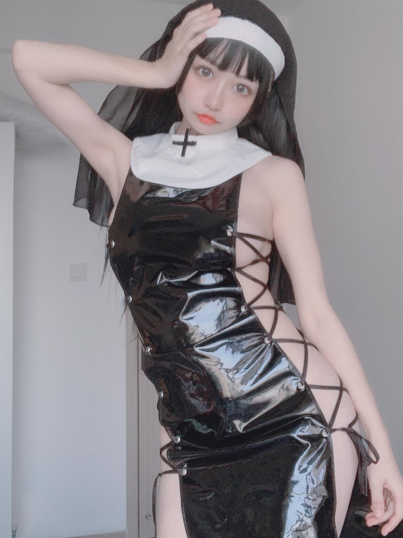 神本无尾 修女 [17P-59MB]