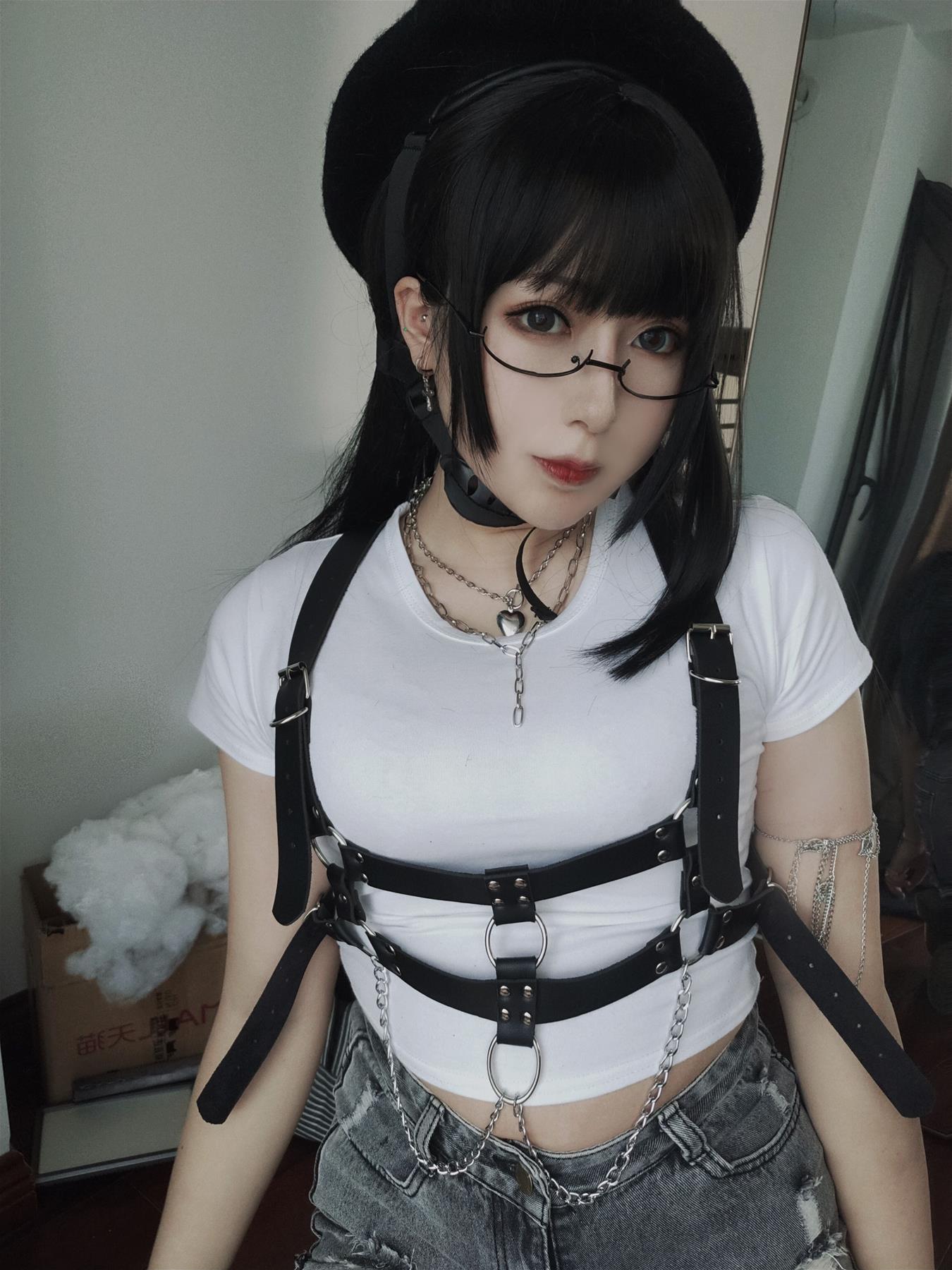 小容仔咕咕咕w 白T [20P2V-64MB]