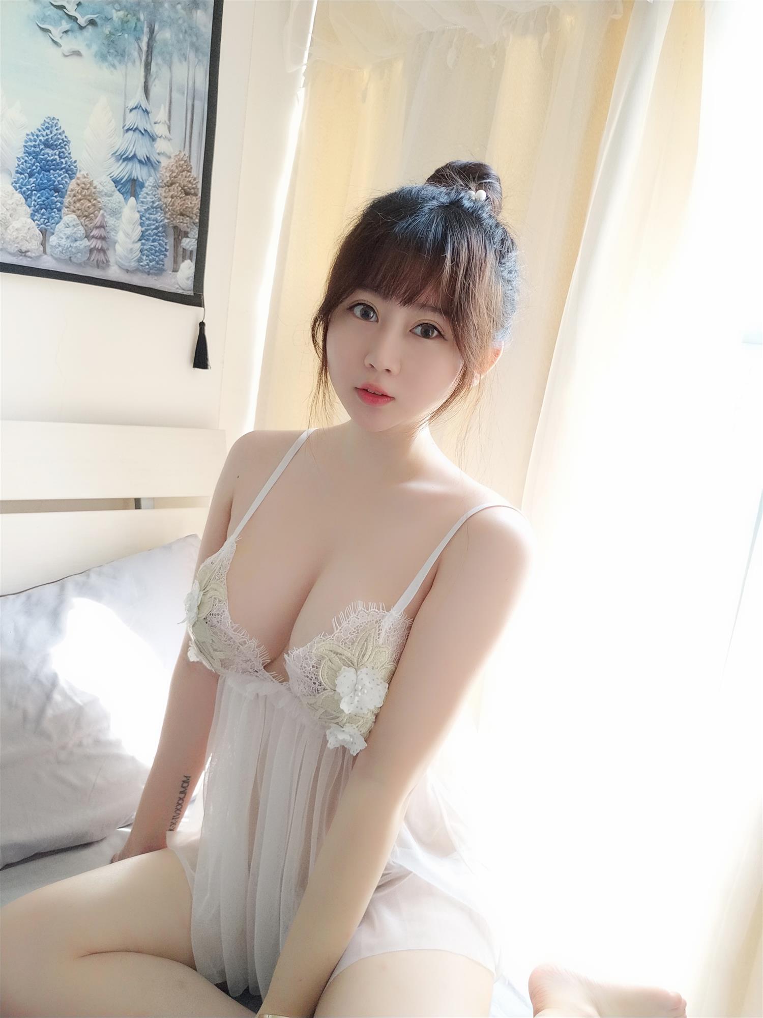 是依酱吖 蕾丝内衣 [24P-50MB]