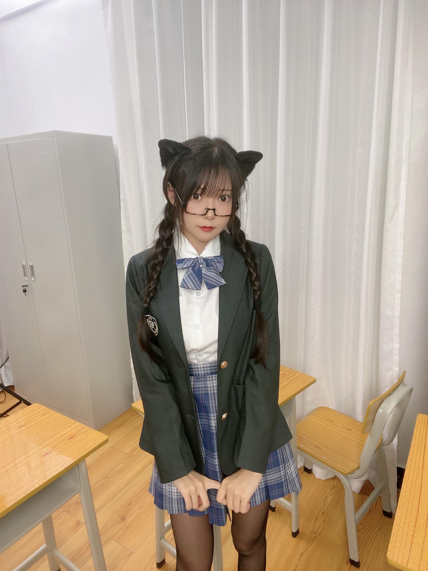 香草喵露露 小露乱撞 jk制服自拍 [39P1V-617MB]