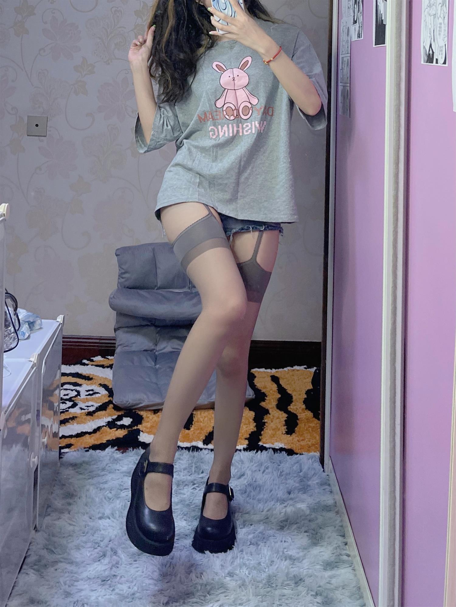 Kettoe 灰丝吊带裤 [23P-96MB]