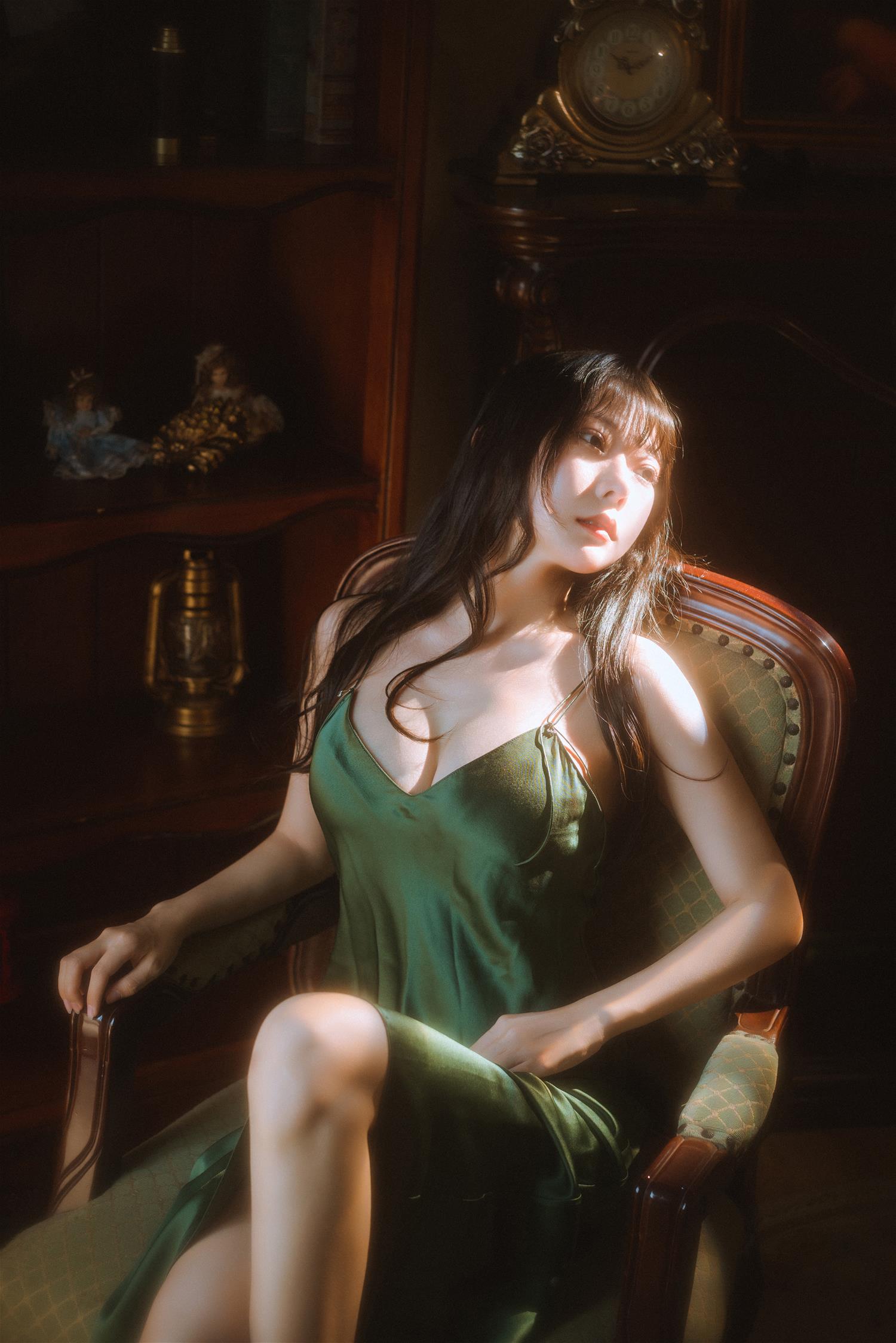 香草喵露露 杨枝甘露 绿色连衣裙 [45P1V-1.19GB]