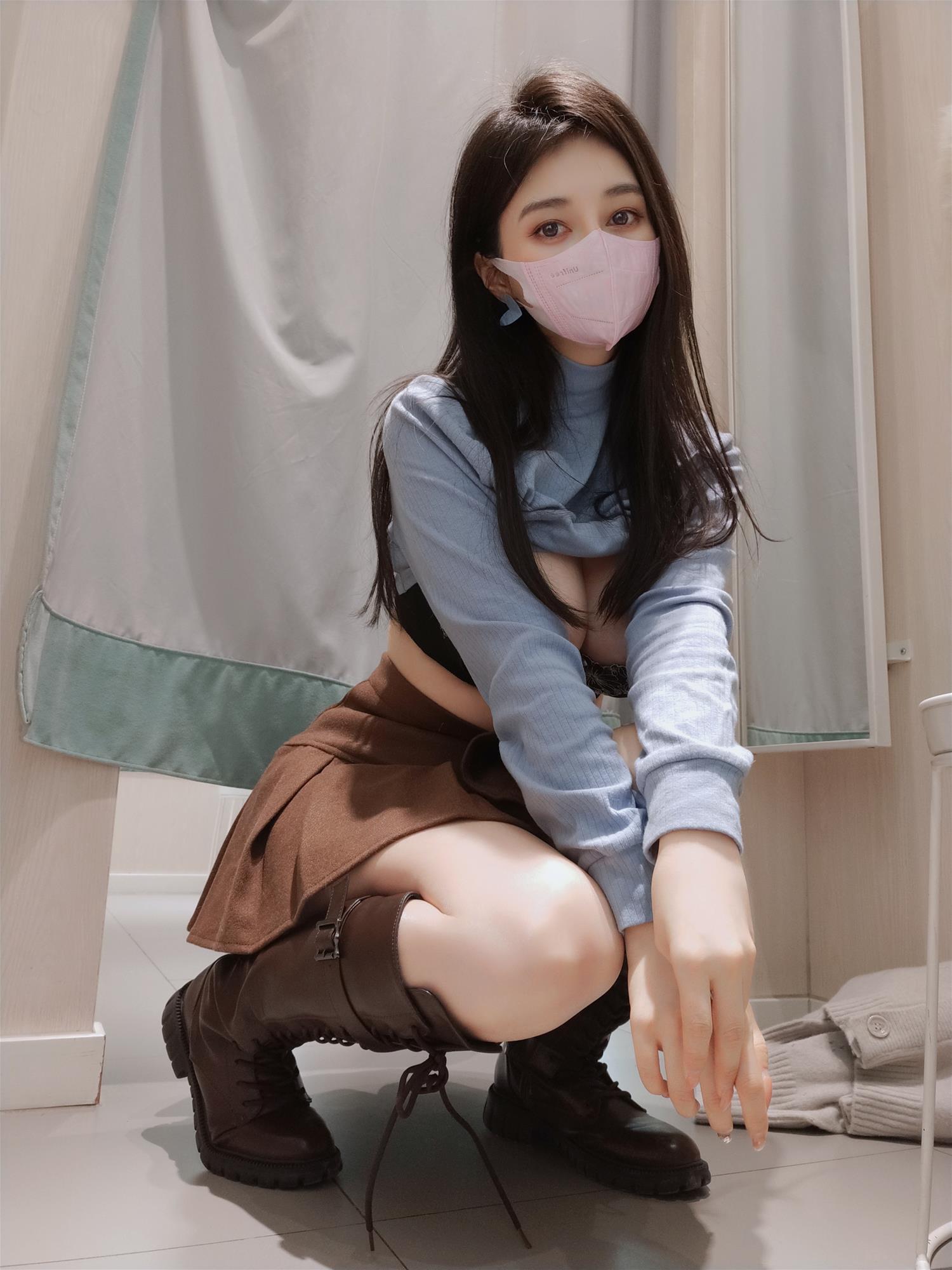 Coser小姐姐 白银81 更衣室自拍 [80P-231MB]