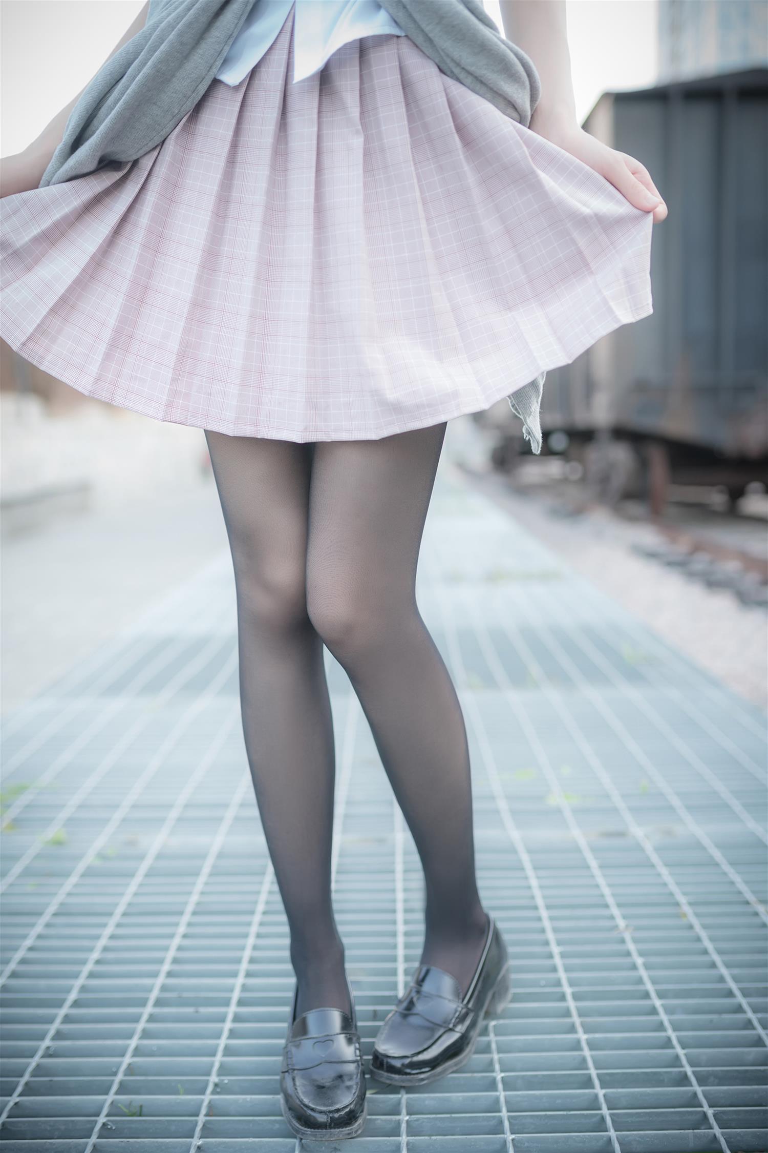 风之领域 NO.221 铁轨旁的小细腿 [50P-634MB]