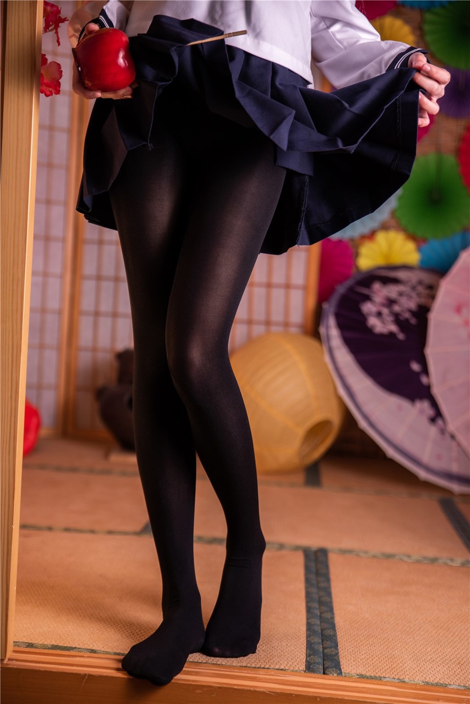 少女写真@冬天里的黑丝JK裙 [45P]