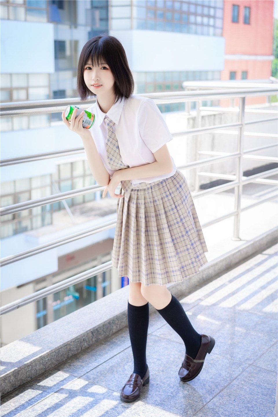 少女写真@教室走廊外的JK [40P]