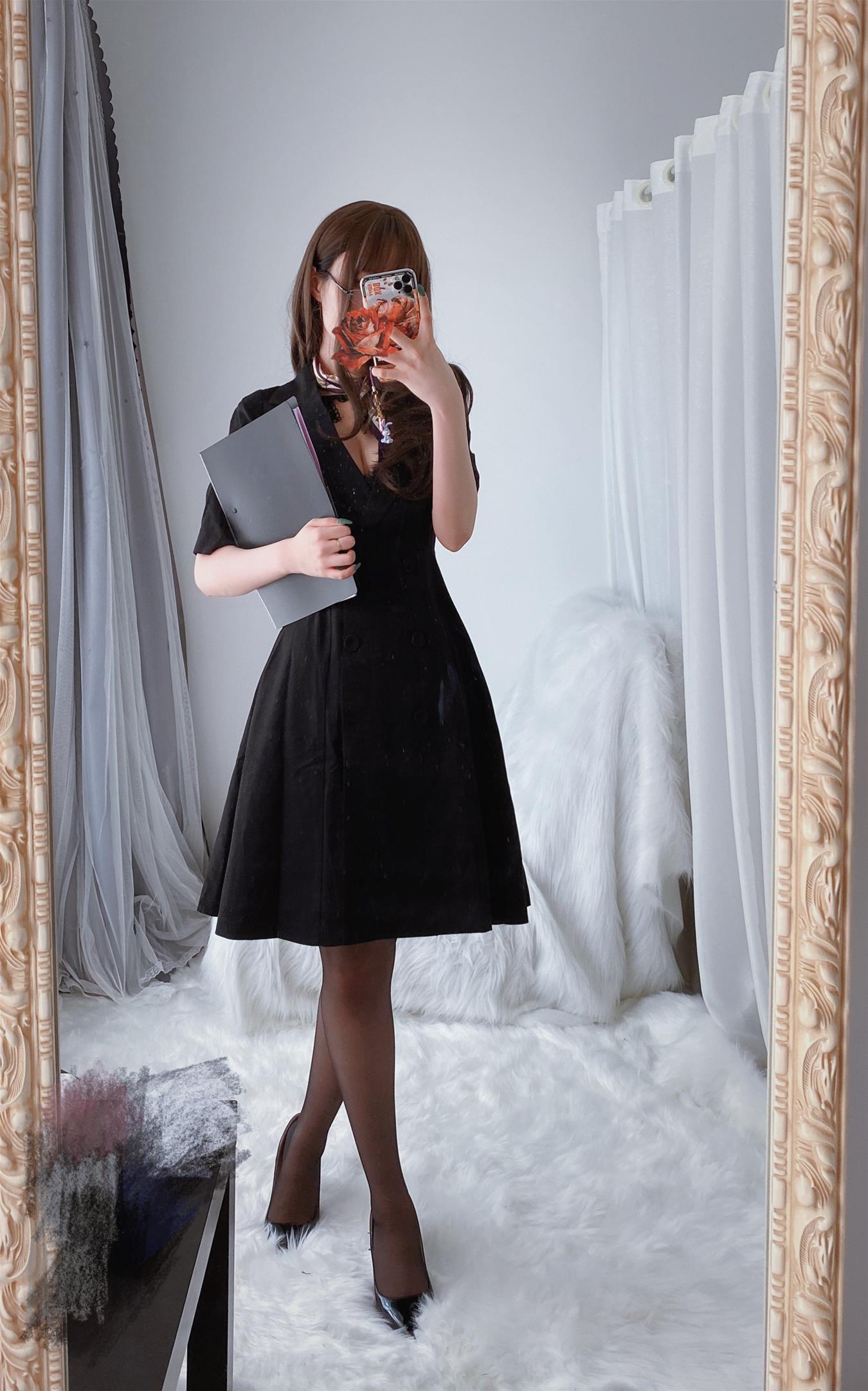 Coser小姐姐 白银81 OL下的内衣 [124P12V-1.2GB]